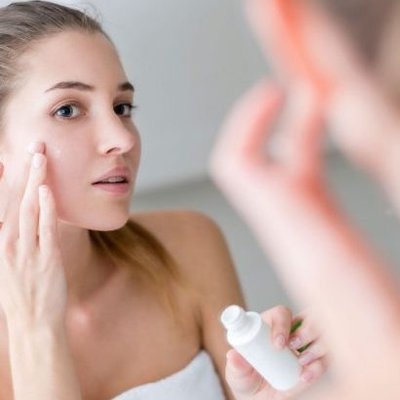 Top 10 sản phẩm kem dưỡng ẩm cho da mụn
