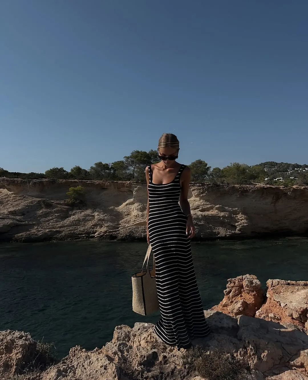 Đầm kẻ sọc cho nàng vẻ ngoài thướt tha trên biển đồng thời cũng tôn dáng hơn.