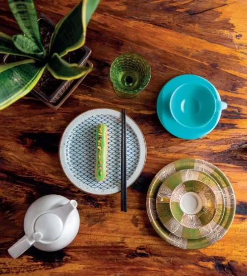 Bộ 4 ly thủy tinh màu xanh 1.276.000 VNĐ; Bộ 4 cốc và đĩa Boonton Ware Melanine Melmac Vintage 1.300.000 VNĐ; Bộ tách trà và 2 đĩa Vintage vẽ Art Deco 730.000 VNĐ; Bộ bình trà gốm trắng đen 1.740.000 VNĐ; Bộ 4 tô và đĩa Vintage bằng gốm Stoneware 1.500.000 VNĐ; Chậu gốm nâu và cây sống đời 700.000 VNĐ ANTIQUE STREET Món ăn: Bánh su kem vani kiểu Pháp SOFITEL SAIGON PLAZA