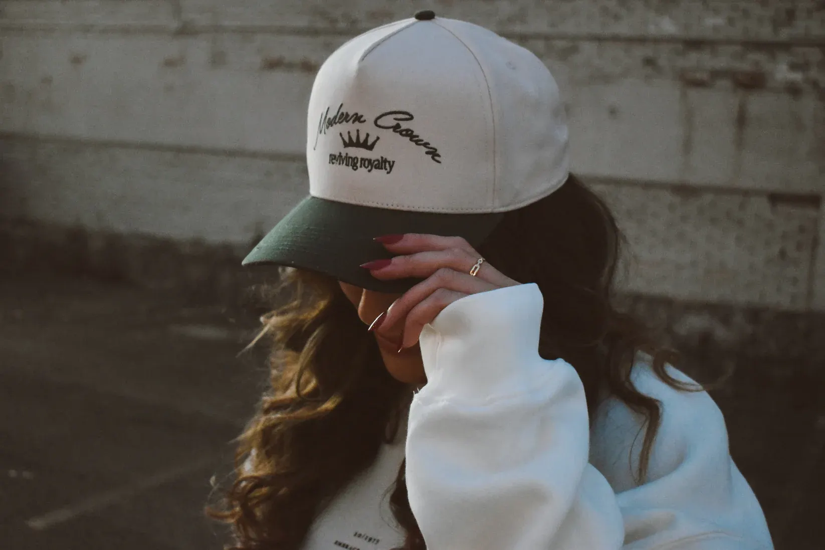 Outfit trắng và mũ lưỡi trai viền xanh lá