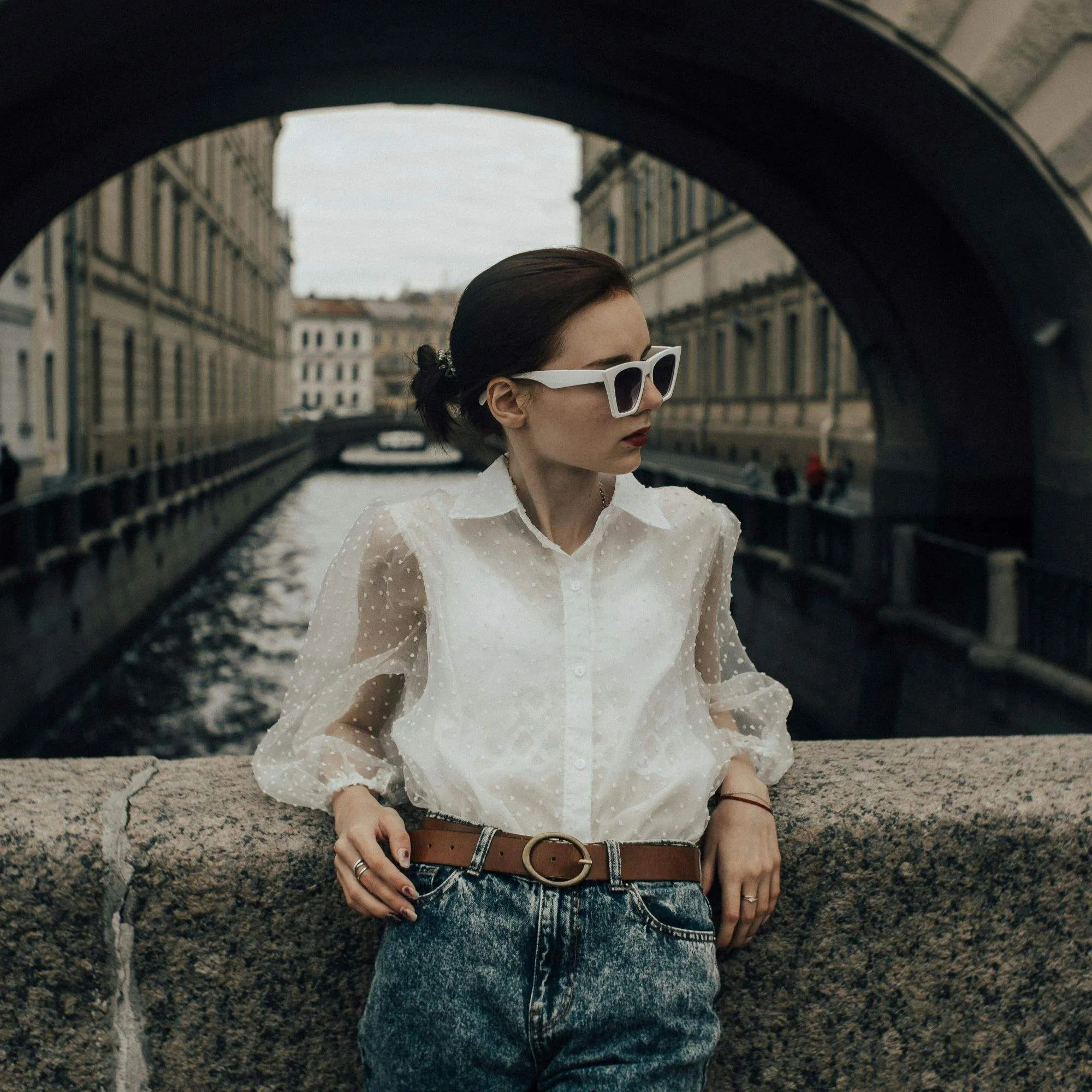 Cô gái đeo kính trắng đi du lịch