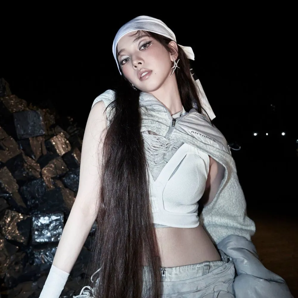 Hình ảnh Karina (aespa) với phong cách futuristic trong MV "Dirty Work". 