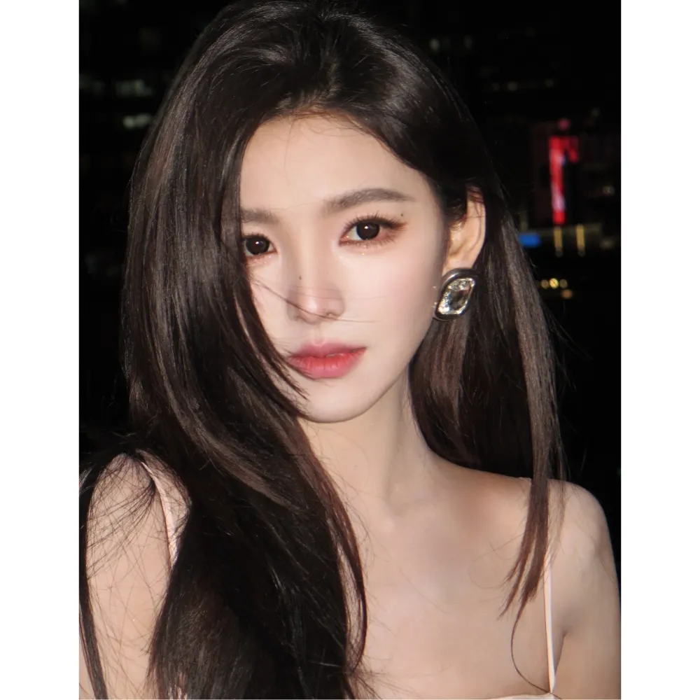 Nữ diễn viên xõa tóc và vén sau tai