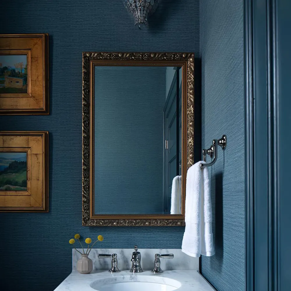 gương màu đồng và lavabo trắng cho phòng tắm