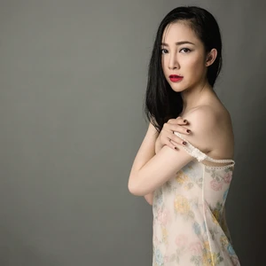 Diễn viên múa Linh Nga trong thiết kế của NTK Li Lam 03