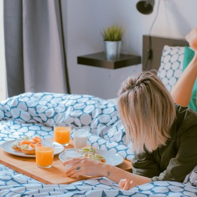 sau giấc ngủ cô gái dùng bữa sáng thư giãn