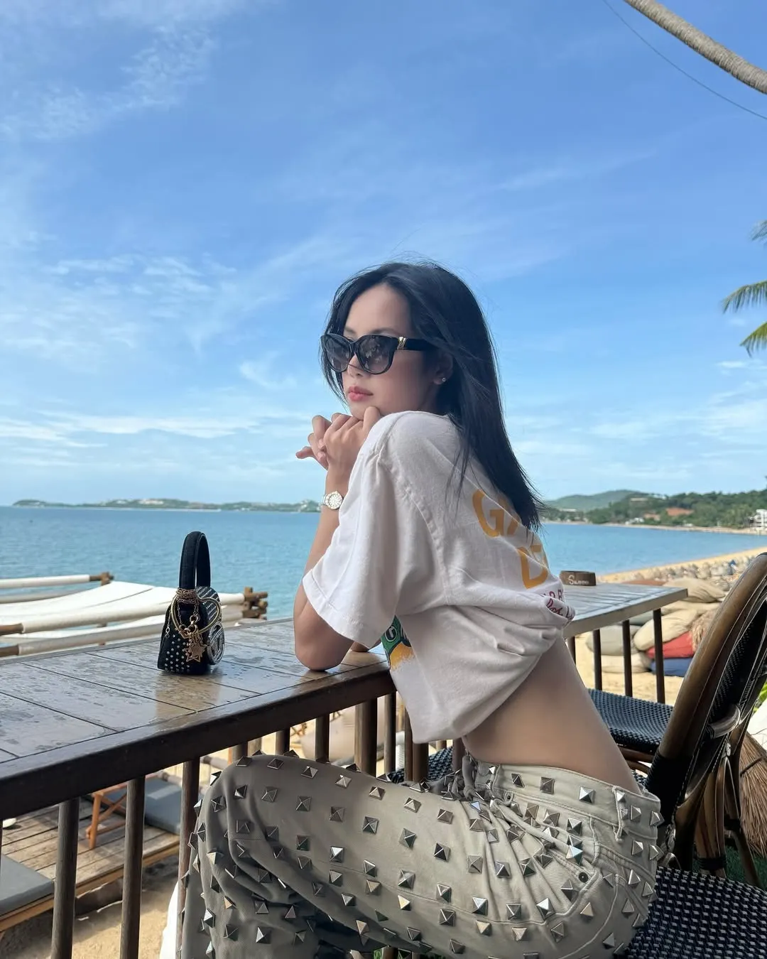 lalalalisa_m quần đính đá
