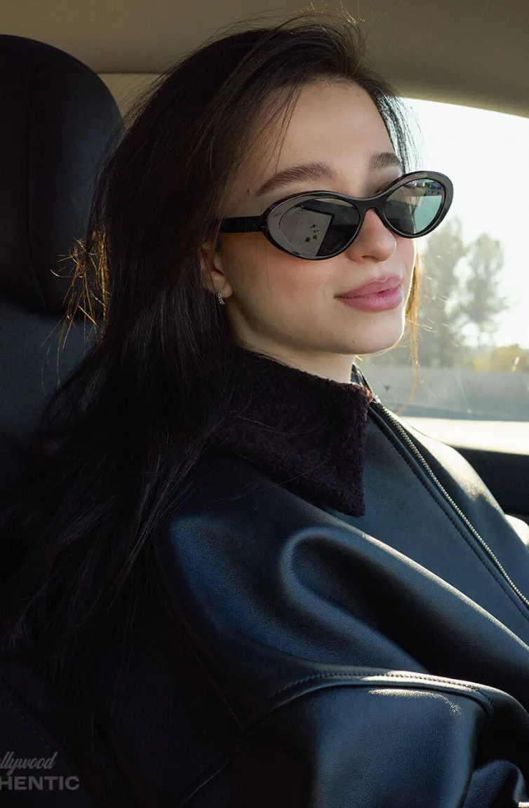 mikey madison diện kính râm