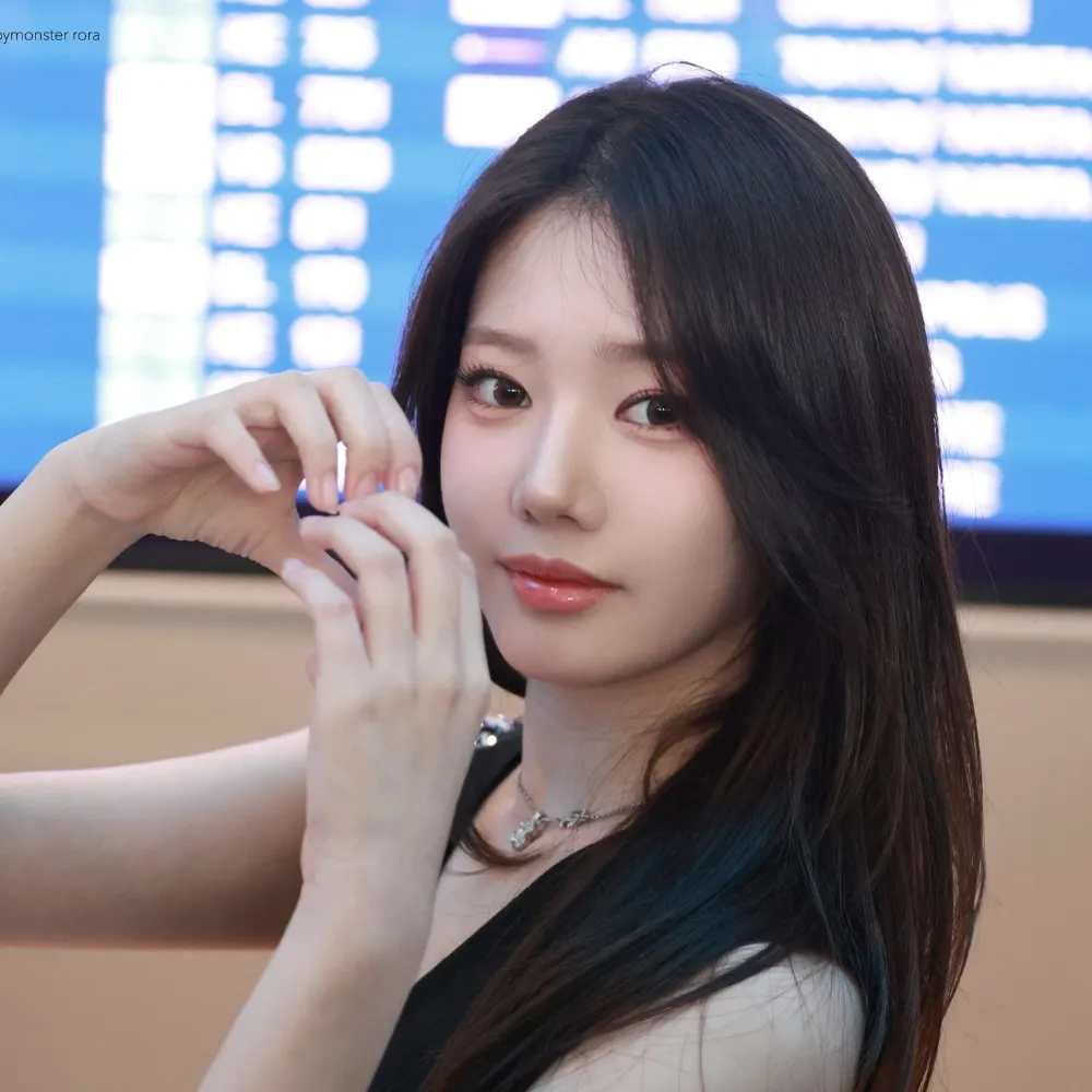 Rora (BabyMonster) tạo dáng trái tim khi hạ cánh tại Việt Nam.