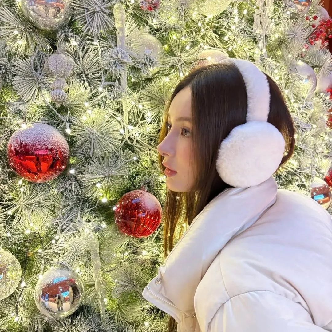 Người mẫu Hàn trang điểm nhẹ nhàng cho Giáng Sinh