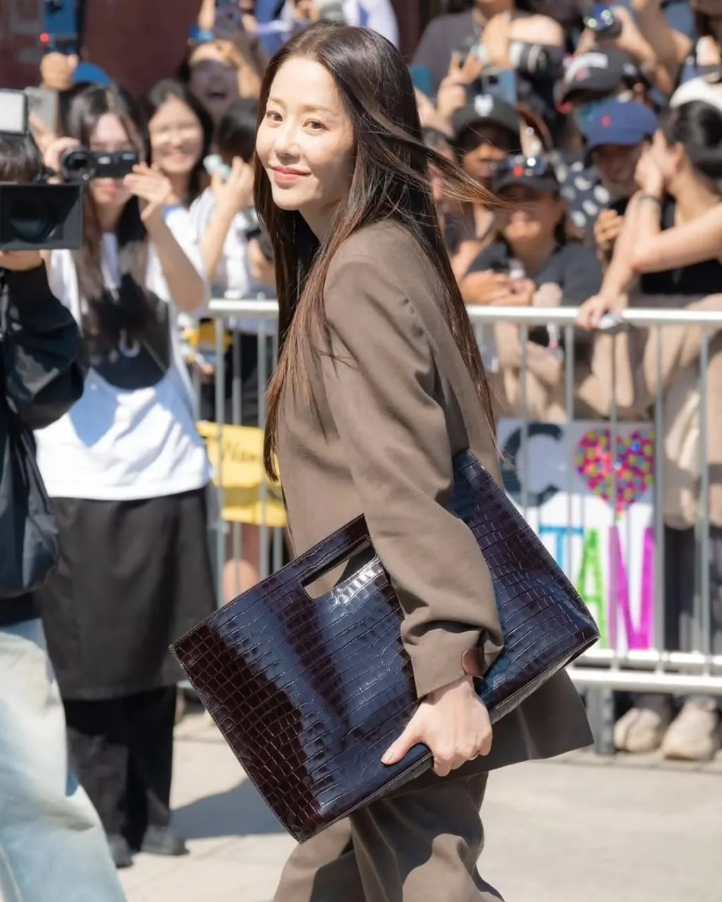 Bộ cánh Go Hyun Jung monochrome tối giản 