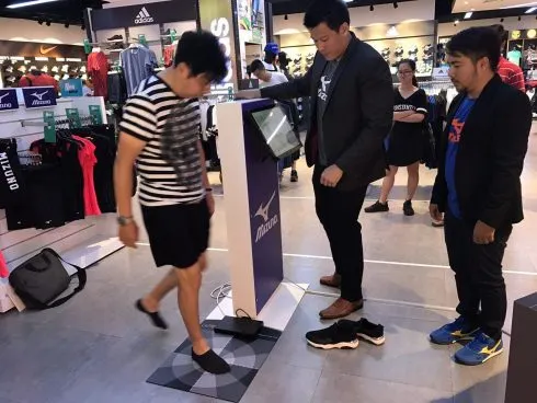 Khách hàng trải nghiệm máy đo bàn chân với công nghệ “Precision Fit” của Mizuno