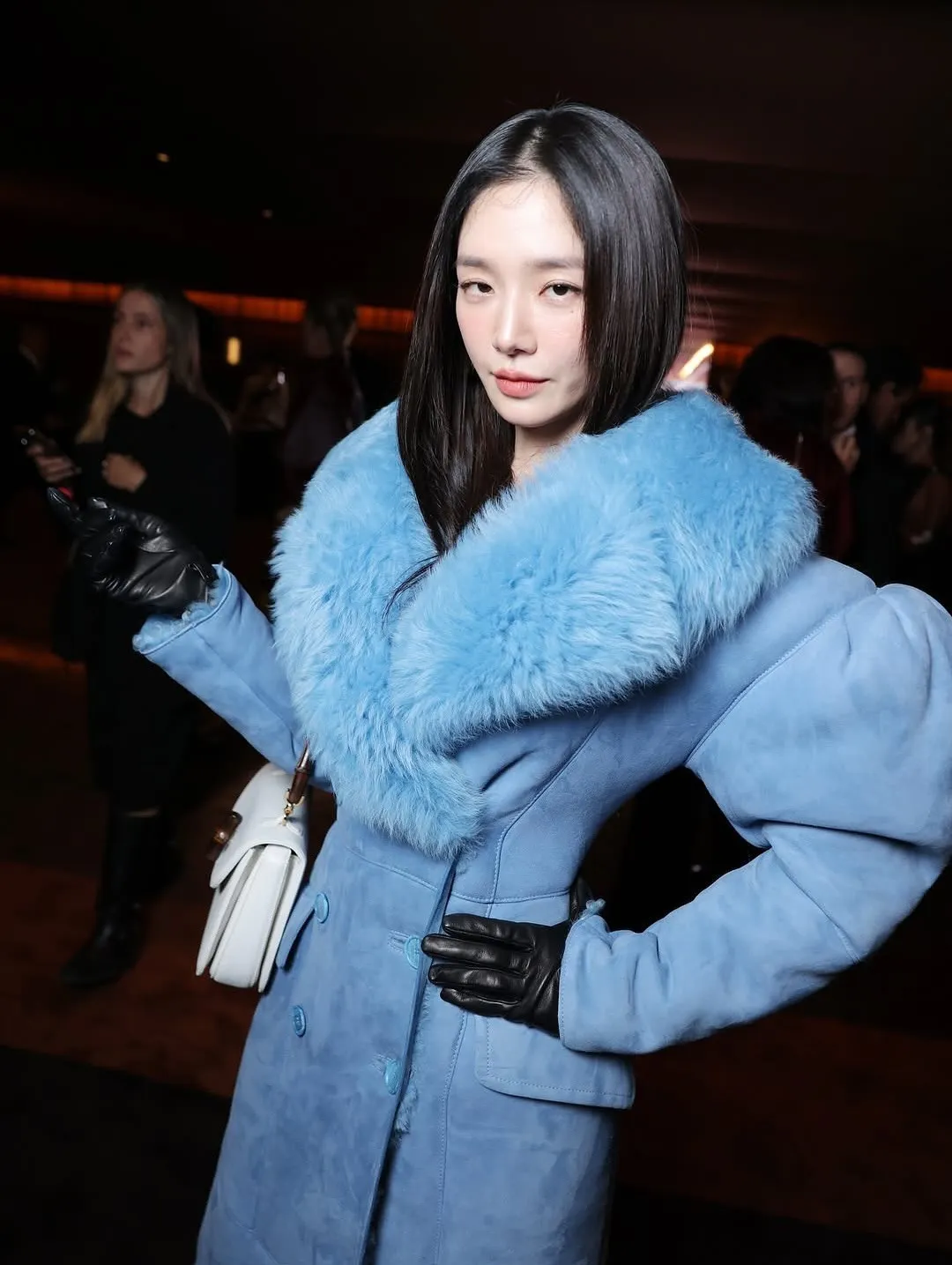 Park Gyu young diện trench coat xanh trời 
