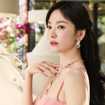 song hye kyo đặt tay lên cổ