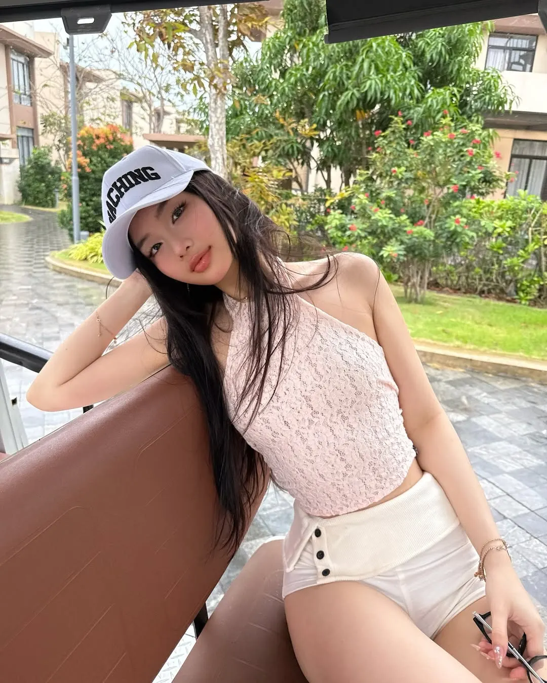 xu hướng cổ áo yếm màu hồng