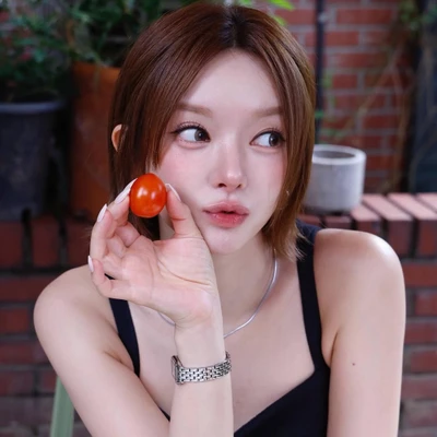 ChoA AOA cầm cà chua bi trong bộ ảnh mới, khoe vẻ đẹp tự nhiên và làn da sáng mịn.