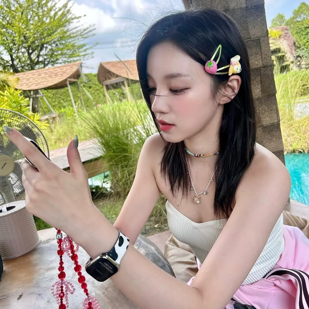 Yuqi và kiểu tóc đi biển năng động, trẻ trung với kẹp tóc sắc màu.
