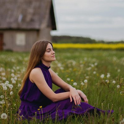 cô gái ngồi giữa cánh đồng nghĩ về điều cần buông bỏ trong cuộc sống