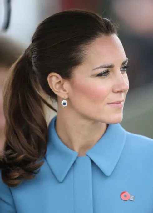 đuôi tóc của Kate thường được uốn lọn to hay duỗi phồng để mái tóc được hoàn hảo. Kiểu tóc đẹp của công nương Kate Middleton - tóc đuôi ngựa