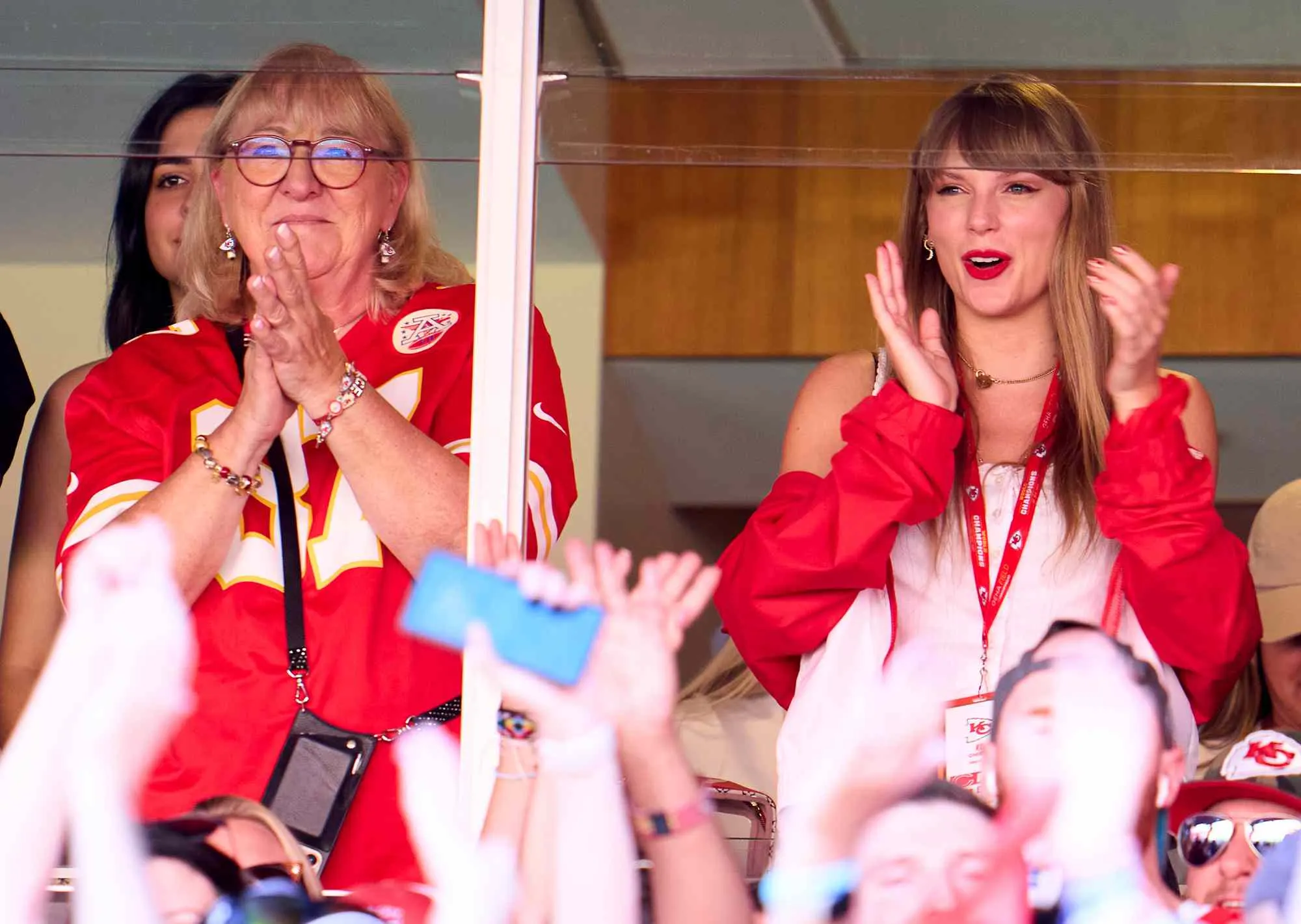 Taylor Swift cổ vũ cho Travis Kelce bên cạnh mẹ của anh.