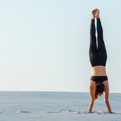 Tạo dáng chụp hình cùng ư thế yoga trồng chuối