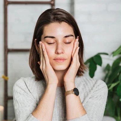 Trẻ hóa làn da với các bước massage mặt đơn giản tại nhà