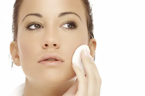 Sử dụng nước hoa hồng trong quá trình làm đẹp