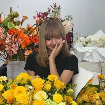 Lisa (BLACKPINK) ngồi cạnh những bó hoa