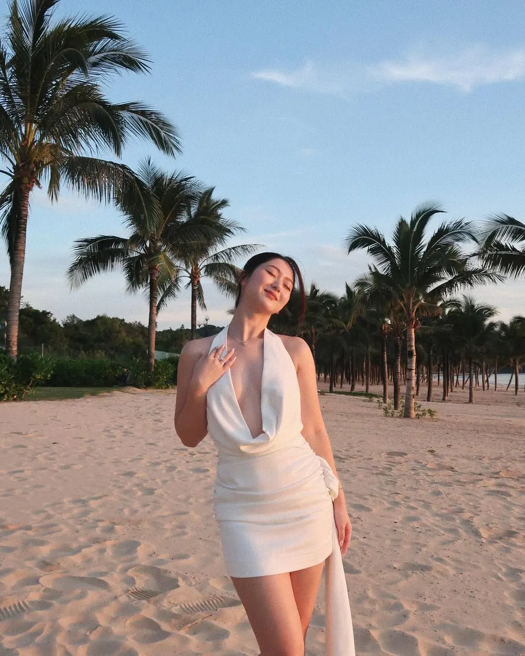 Hà My đầm cổ yếm ngắn