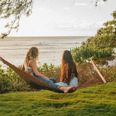 hai cô gái ngồi võng du lịch