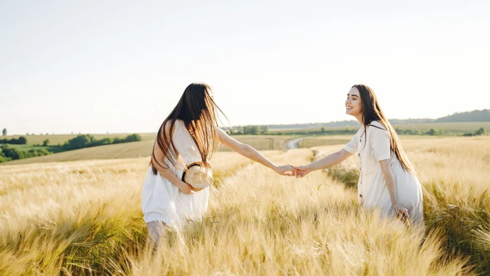 Hai cô gái giao tiếp hiệu quả với nhau