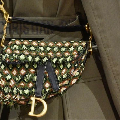 Sự trở lại ngoạn mục của túi yên ngựa - Saddle huyền thoại nhà Dior