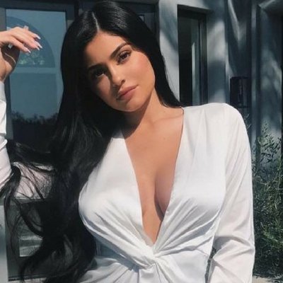 Kylie Jenner úp mở chuyện có thai và giới tính em bé - ELLE Việt Nam