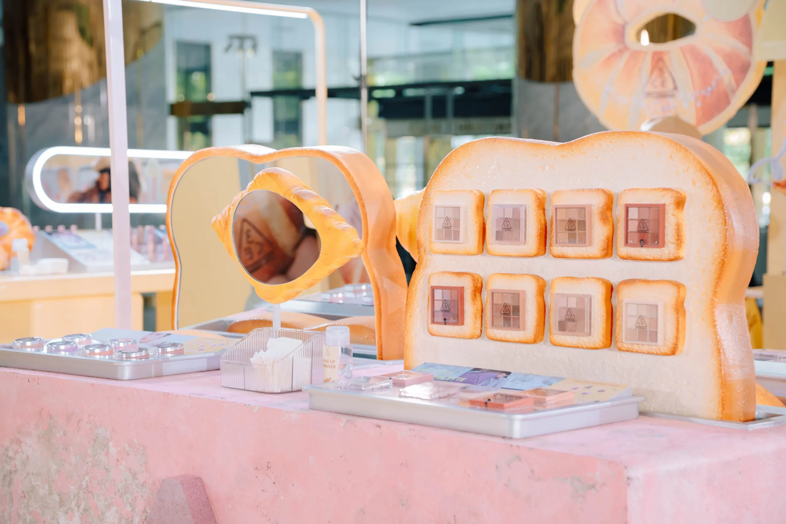 quầy sản phẩm tại sự kiện 3CE Color Baker