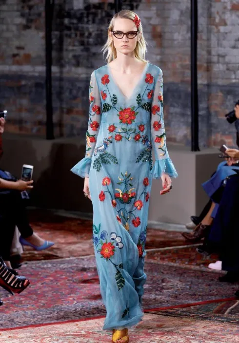 BST Resort 2016 là sự tiếp nối về ý tưởng từ BST Thu-Đông 2015, một lần nữa khẳng định hướng đi nghệ thuật mang đậm chất hoài niệm và đầy màu sắc thiên nhiên của Gucci