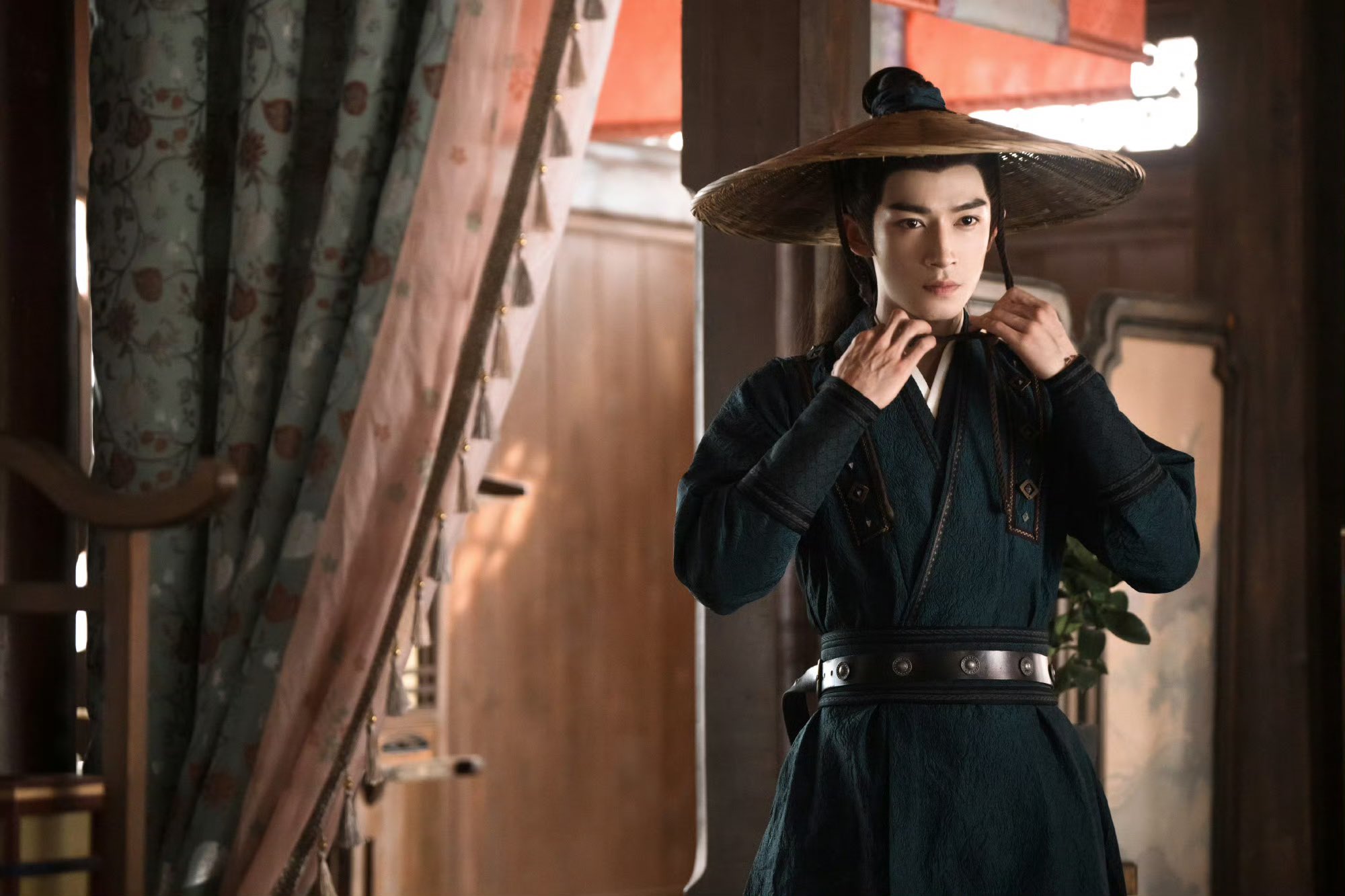 Vương Tinh Việt đã thể hiện sự chuyển biến tâm lý ấy một cách tinh tế và chân thực trong định phong ba