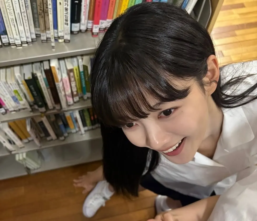 Nữ diễn viên trẻ trung với phần mái ngang trong phim Dear X