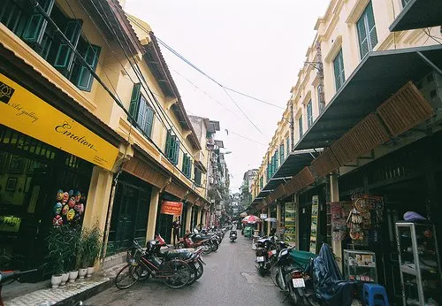 Phố đi bộ, uống bia vỉa hè Tạ Hiện - ELLE VN