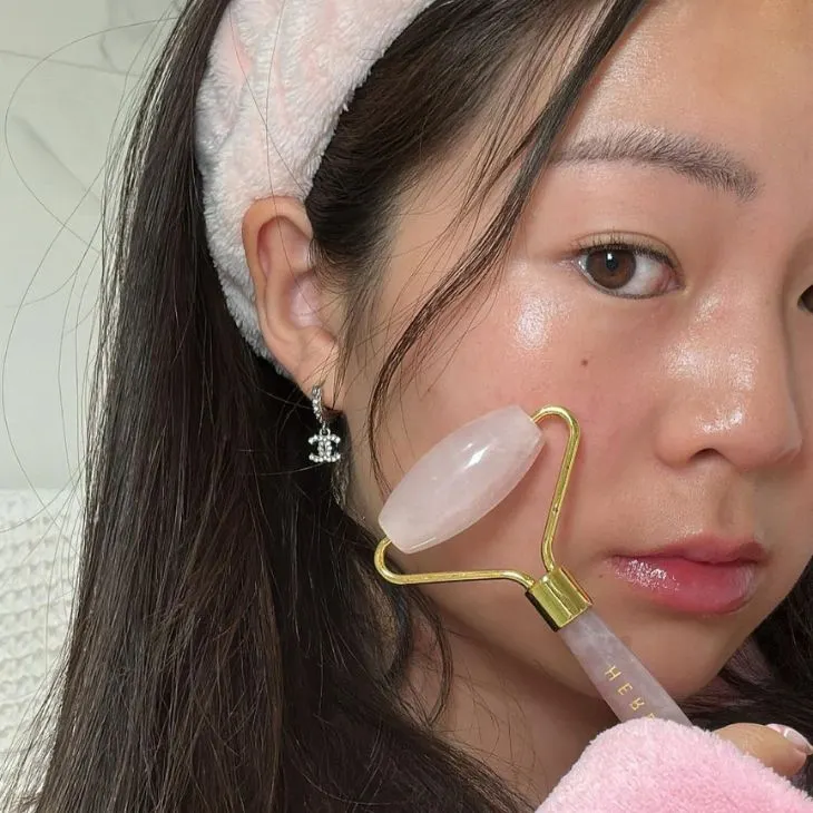 Sử dụng thanh lăn thạch anh chăm sóc da chống lão hóa