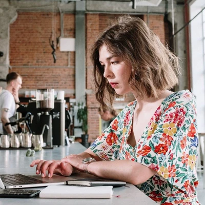 cô gái sử dụng laptop trong quán cà phê