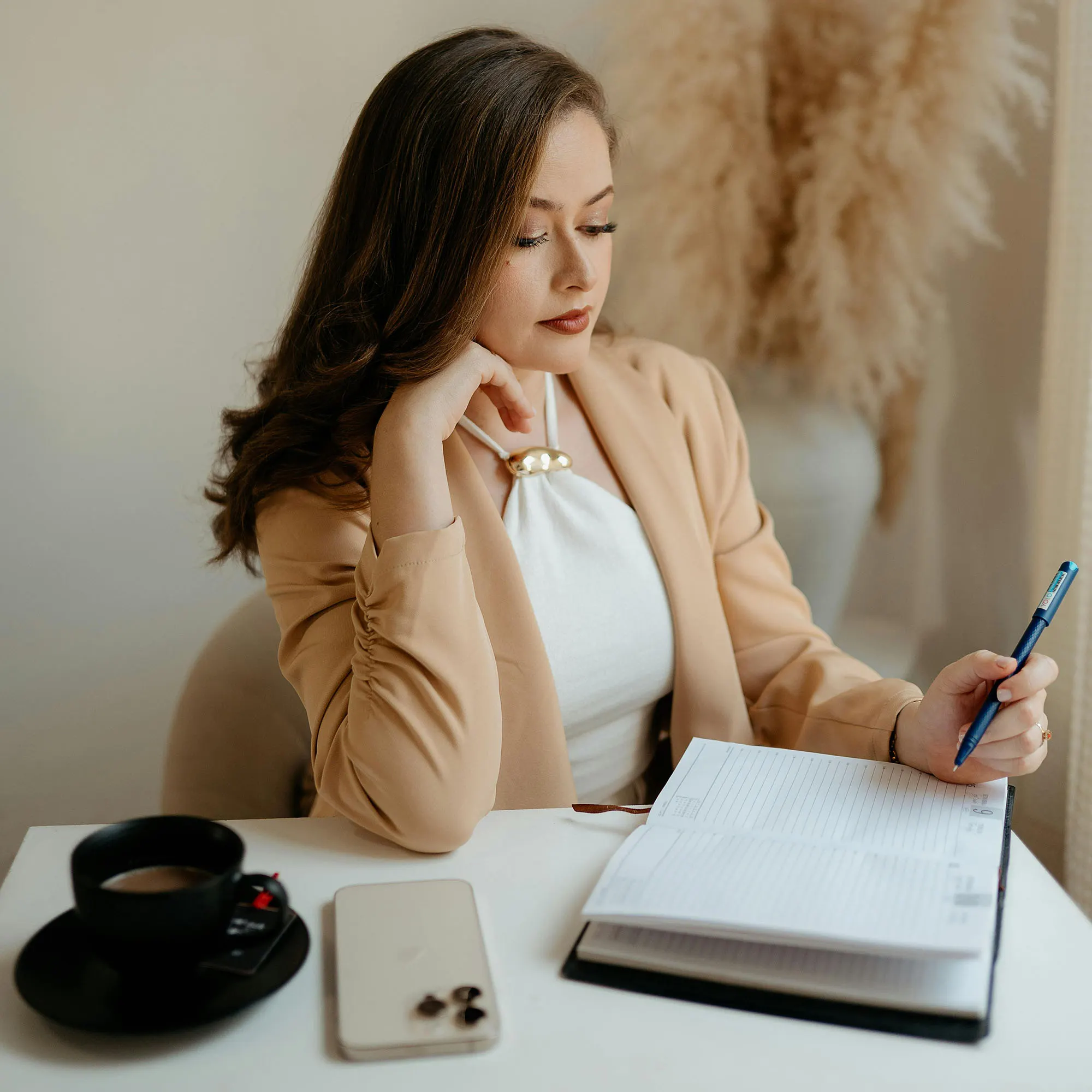 cô gái tóc nâu rèn luyện PQ