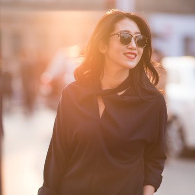 cô gái đeo kính đen tự tin