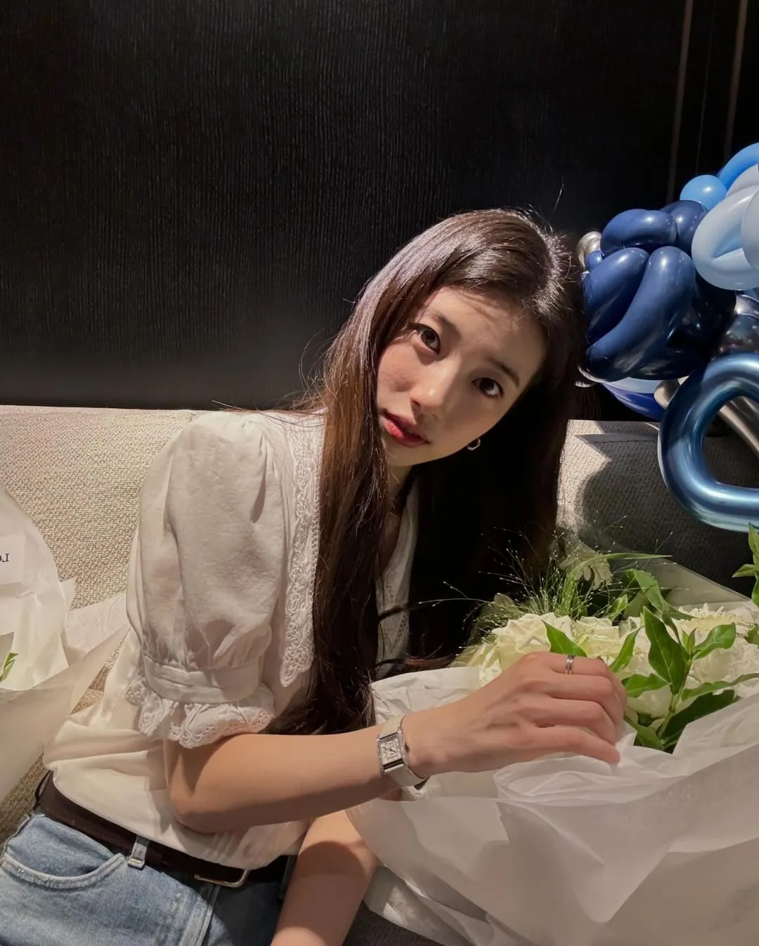 suzy đeo đồng hồ dây da mặt vuông