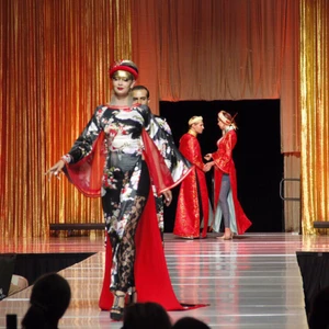 BST Vương Triều của Nhà thiết kế Võ Việt Chung trình diễn tại Mỹ