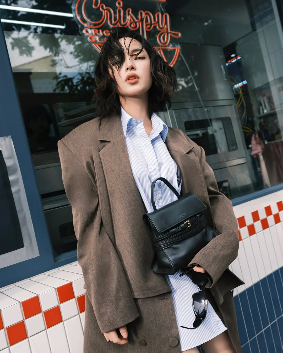 Châu Bùi diện sơ mi công sở đậm chất "preppy"