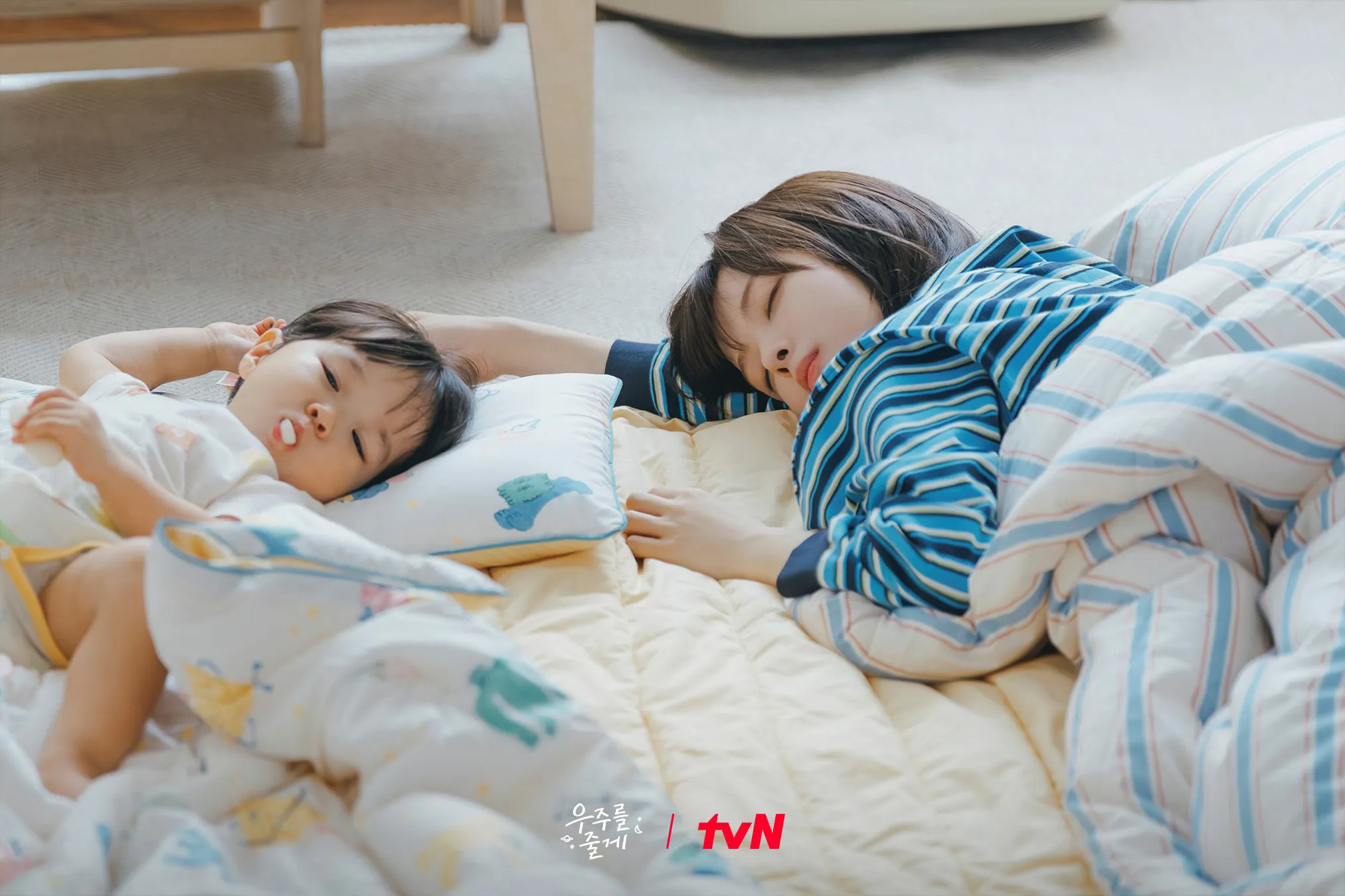 Our Universe với sự tham gia của Bae In Hyuk và Roh Jeong Eui.