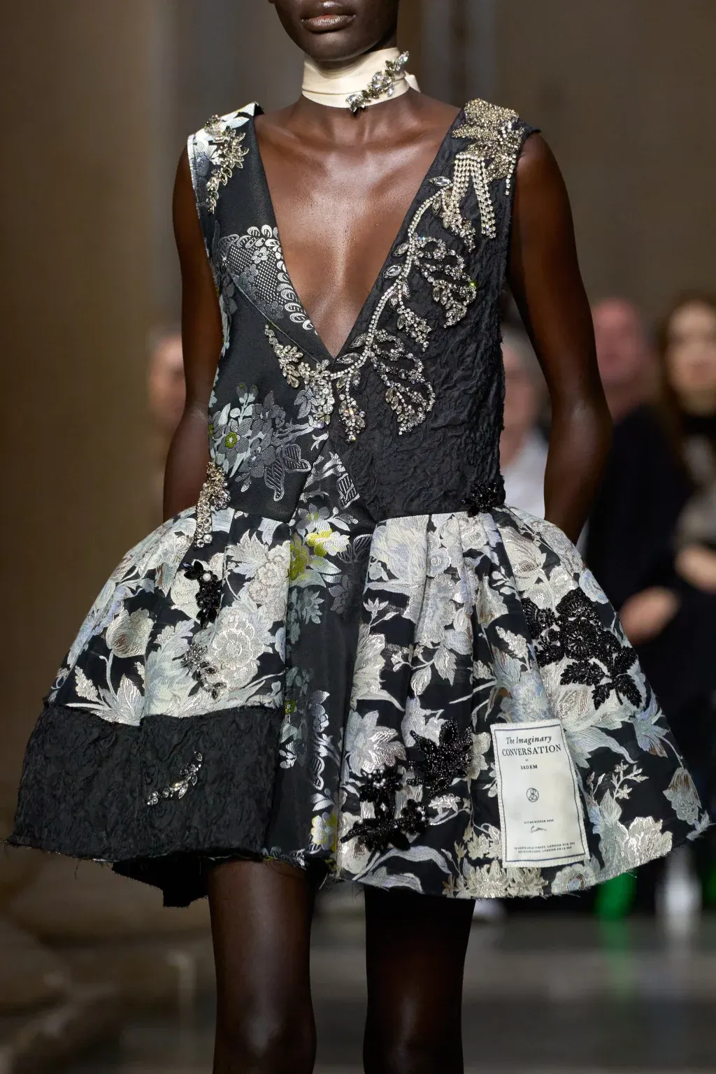 Những đóa hoa nở rộ trên nền chất liệu cao cấp, khẳng định vị thế của người nghệ sĩ tài hoa trong việc lưu giữ nét cổ điển.