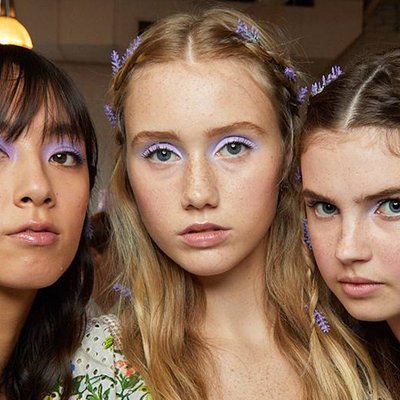 Phong cách trang điểm mắt màu pastel trong show diễn Xuân Hè 2020 của Alice + Olivia.