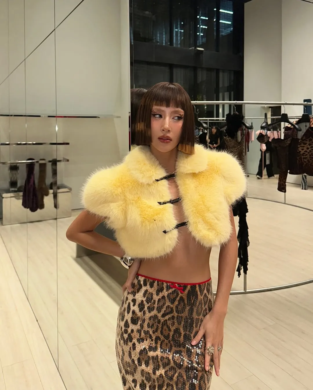 Karolina Cropped Jacket lông vàng tươi của FANCÌ CLUB được Quỳnh Anh Shyn khai thác triệt để độ nổi bật khi cô kết hợp nó với chân váy sequin họa tiết da báo.