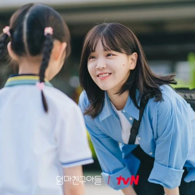 Kim Ji Eun áo sơ mi xanh trong love next door